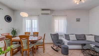 Jesenice, apartamento T2 com uma bela vista para o mar