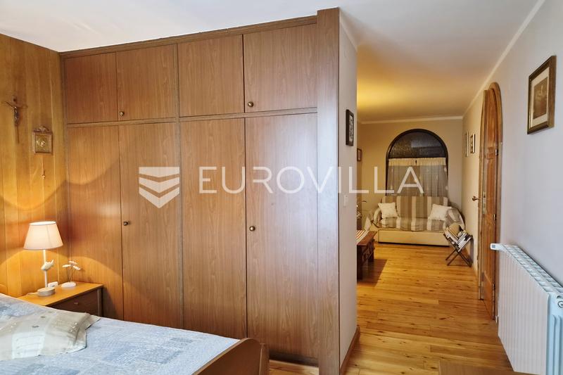 Brač, Supetar, dom wolnostojący o unikalnej architekturze w centrum miasta. - 12