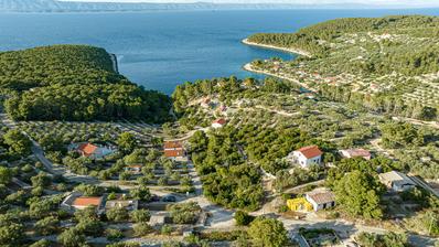 Otok Korčula, Vela Luka, obnovljena kamena kućica blizu mora