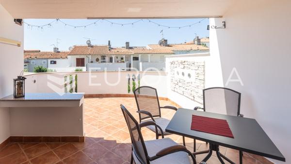 Istra, Barbariga, elegantan i svijetao stan 44 m² s dvije velike terase na 1. katu