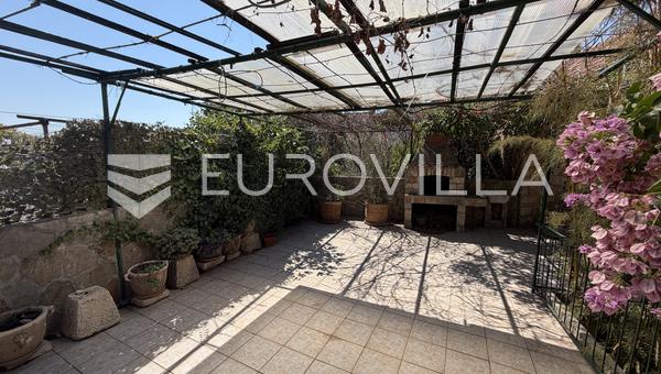 Hvar, Stari Grad, zweistöckiges Haus im Stadtzentrum