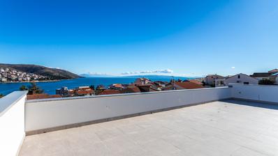 Čiovo, Okrug Gornji, trosoban penthouse s prostranim terasama i pogledom na more, 88.57 m²