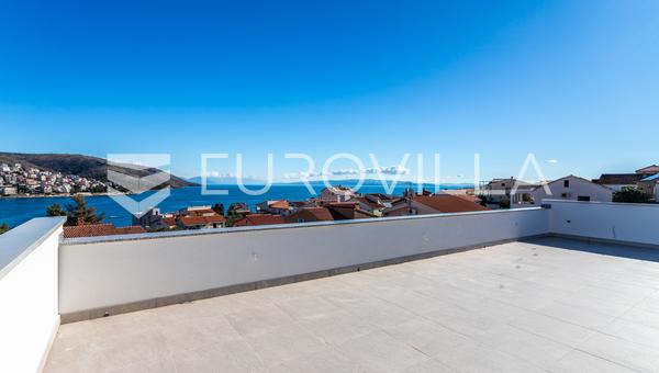 Čiovo, Okrug Gornji, trosoban penthouse s prostranim terasama i pogledom na more, 88.57 m²