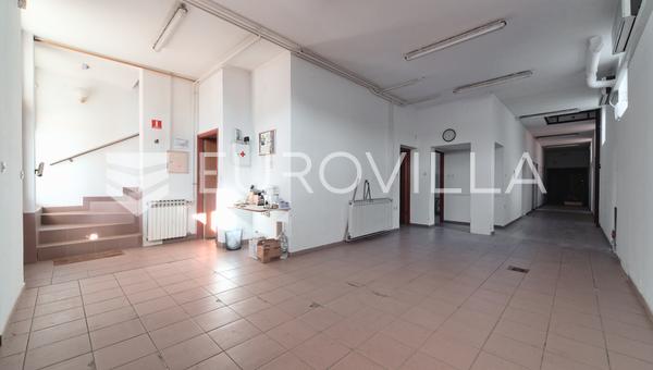 Osijek, Retfala, sklad o rozloze 410 m²