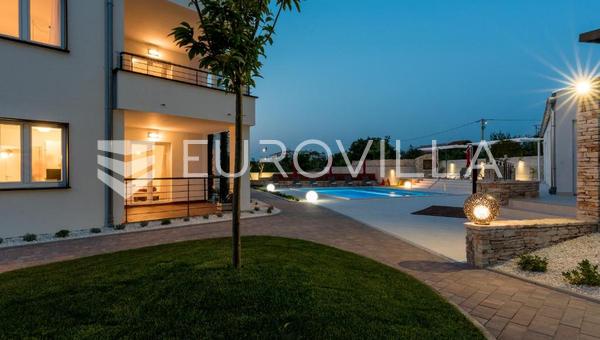 Isztria, Peroj, két hálószobás apartman, fűtött medence, mediterrán kert