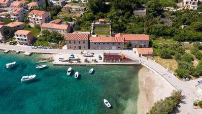Korčula, Brna, rakennustontti toisella rivillä merestä.