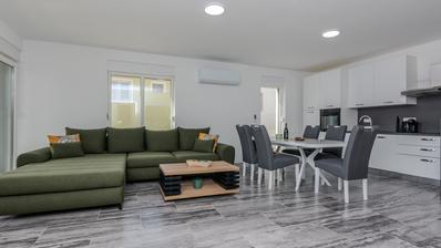 Vir, apartamento moderno de três quartos no rés-do-chão com jardim
