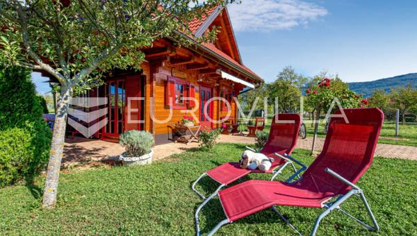 Otocac, Licko Lesce, fritidshus i trä med pool, 1 623 m² tomt