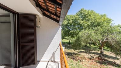 Istrien, Duga Uvala, Erdgeschoss, renovierte Wohnung im Dorf mit Meerblick, 150 m vom S