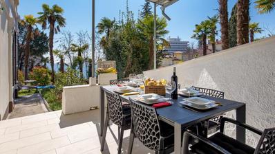 Opatija, centar, NAJAM, moderan trosoban stan od 80 m² s pogledom na more i vrtom