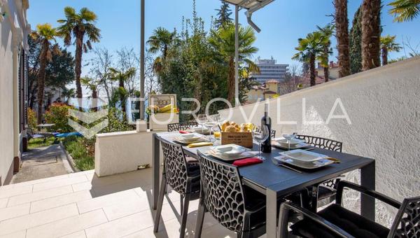 Opatija, centro, EN ALQUILER, moderno apartamento de dos dormitorios de 80 m² con vistas al mar y jardín.