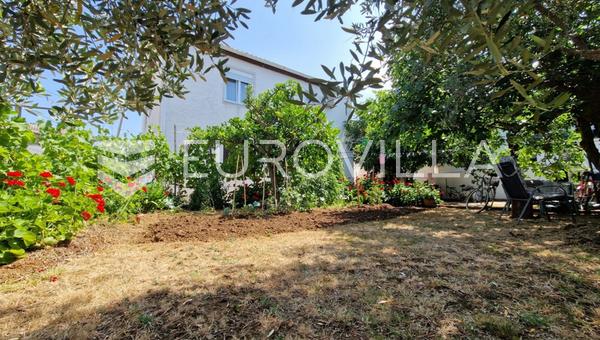 Vir - Edificio de apartamentos con 3 unidades residenciales, gran patio y potencial de piscina cerca del centro