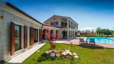 Istra, Tinjan, najam predivne kamene kuće s bazenom na velikoj uređenoj okućnici