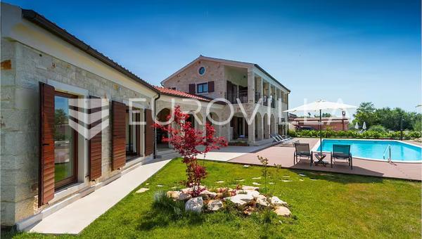 Istria, Tinjan, alquiler a largo plazo de una hermosa casa de piedra con piscina en un amplio jardín paisajístico.