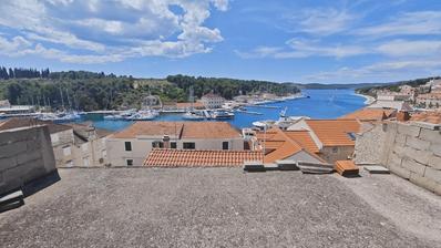 Brač, Milna samostojeća kuća u centru mjesta, u roh bau fazi