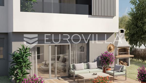 Kaštel Stari, dvosoban stan u prizemlju s vrtom