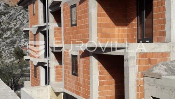 Senj'de, deniz manzaralı, garajlı, 6 daireli, kabası bitmiş, çekici bina
