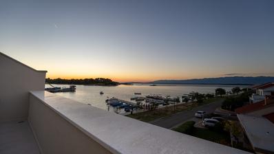 Zadar, Nin, casa moderna com piscina, primeira fila junto ao mar