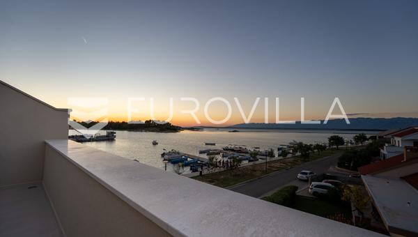 Zadar, Nin, casa moderna com piscina, primeira fila junto ao mar