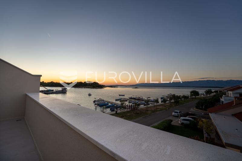 Zadar, Nin, moderna kuća s bazenom prvi red uz more