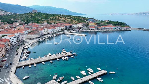 Senj, local comercial de 285 m² en el centro de la ciudad, junto al mar
