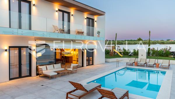 Zadar, Vrsi, linda casa de férias com piscina.