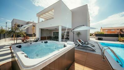 Zara, Zaton, splendida villa soleggiata con piscina in posizione tranquilla.