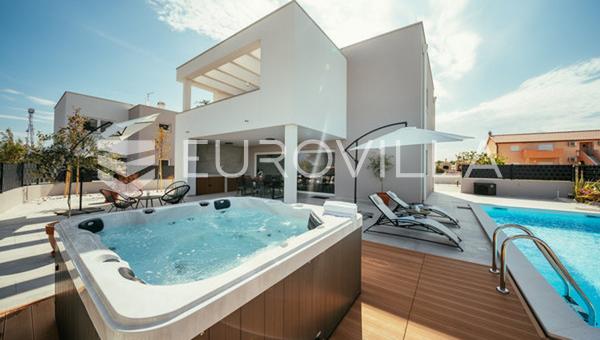 Zadar, Zaton, linda e ensolarada moradia com piscina em uma localização tranquila.