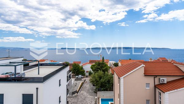 Čiovo, Okrug Gornji, trosoban stan s privatnom krovnom terasom