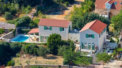 Hvar, Vrboska, krásná kamenná vila blízko moře