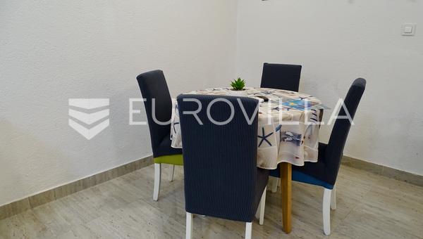 Krk, Malinska, apartamento estudio turístico completamente amueblado con una superficie de 36,27 m², jardín 77 m²