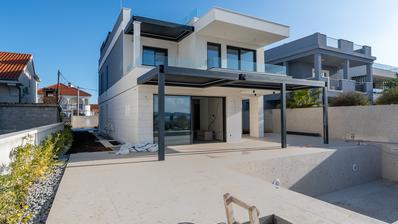 Zadar, Arbanasi, apartamento de três quartos com terraço na cobertura e vista para o mar.