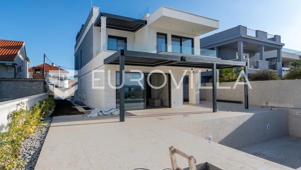 Zadar, Arbanasi, apartamento de tres habitaciones con terraza en la azotea y vistas al mar.
