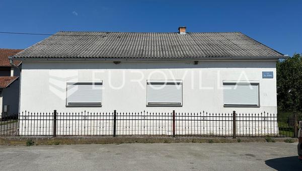Kutjevo, Vetovo, dvije kuće u centru