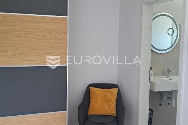 Istria, Valbandon, modern four-room apartment 119 m² with garden, terrace and parking, from 01.10. - 16