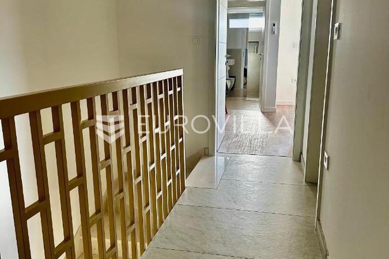 Istria, Valbandon, modern four-room apartment 119 m² with garden, terrace and parking, from 01.10. - 14