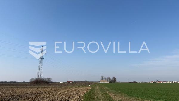 Đakovo, Zona Industrial - Terreno Preparado para Planta de Energía Solar