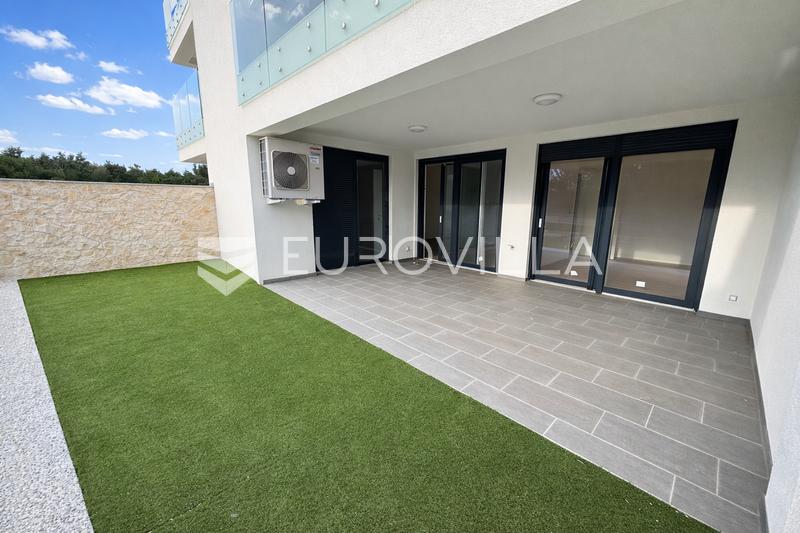 Pag, Povljana, dvosoban stan u vrhunskoj novogradnji, vrt, 87,27 m²