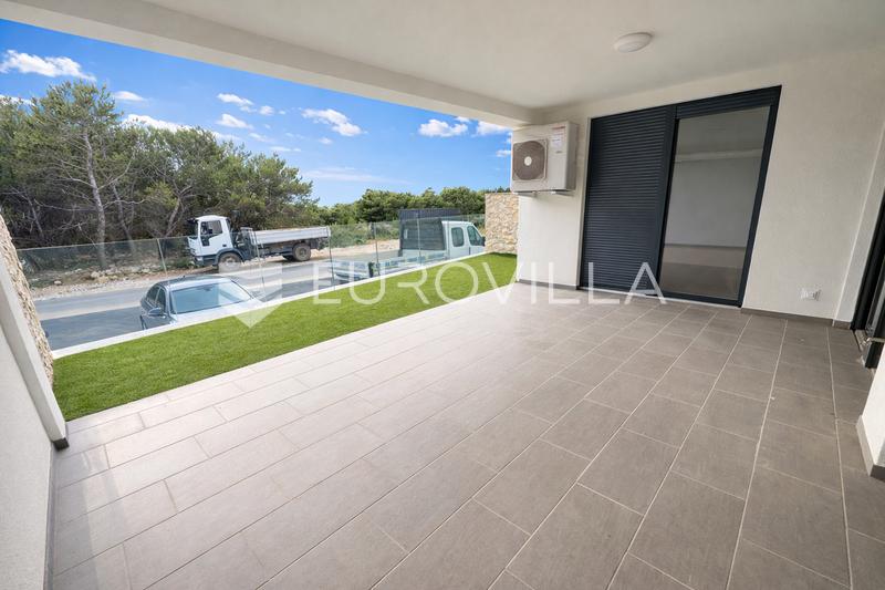 Pag, Povljana, dvosoban stan u vrhunskoj novogradnji, vrt, 87,27 m²