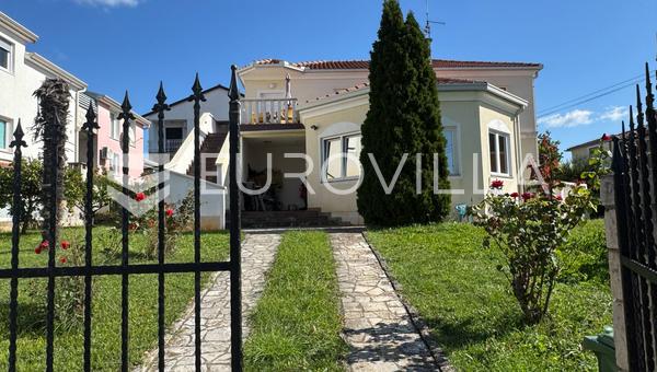 Isztria, Novigrad, földszinti lakás kerttel és parkolóval 400 m-re a tengertől