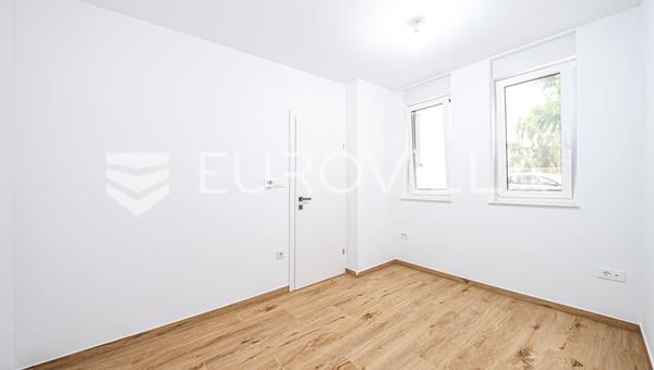 Zagreb - Første Udlejning | Moderne Bolig- eller Erhvervslokale med Privat Have og To Parkeringspladser
