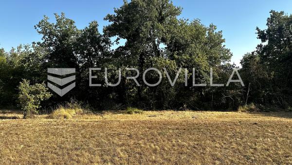 Istria, Grožnjanin alue - Viehättävä rakennustontti luonnon ympäröimälle huvilalle