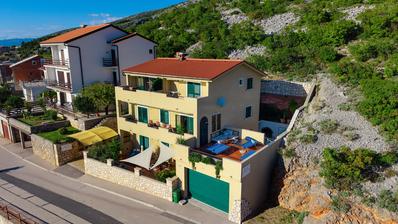 Сень, Дом с четырьмя квартирами и бассейном, 346 м²