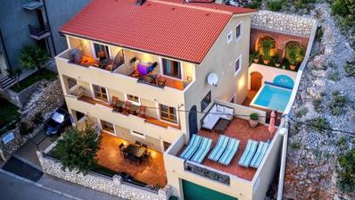 Сень, Дом с четырьмя квартирами и бассейном, 346 м²