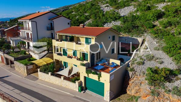 Senj, Hiša s štirimi apartmaji in bazenom, 346 m²