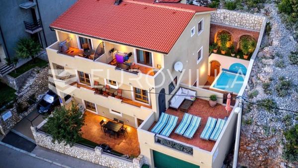 Senj, kuća s četiri apartmana i bazenom, 346 m²