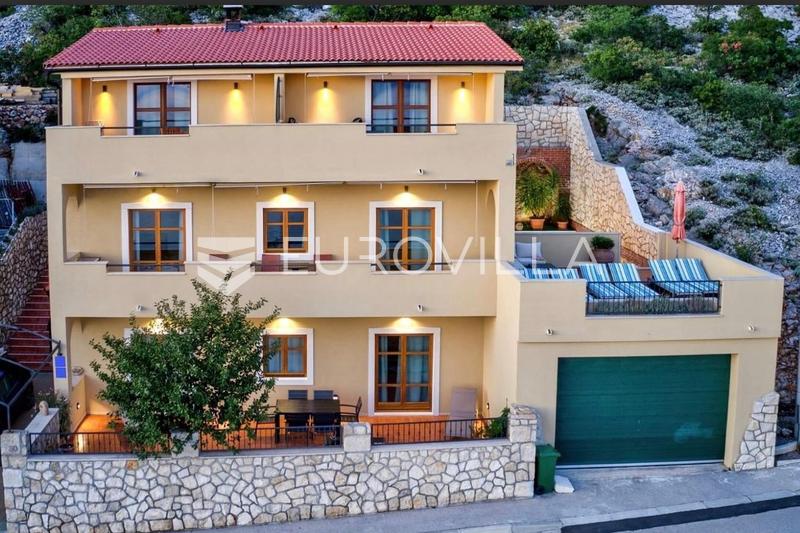 Senj, Haus mit vier Wohnungen und einem Swimmingpool, 346 m² - 2