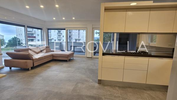 Kastav, Resetari, en alquiler, apartamento de cuatro habitaciones con galería cubierta en un edificio nuevo.