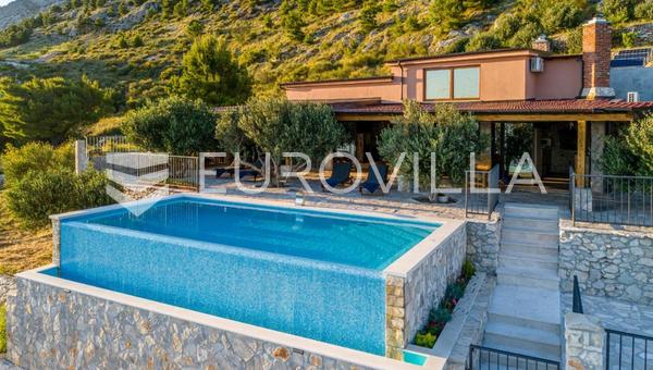 Omiš, Stanići, lijepa kuća s pogledom na more ukupne površine 160m2 na zemljištu površine 2546 m2