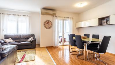 Apartamento de um quarto para aluguel em Kastel Luksic. Apartamento de três quartos em Kastel Luksic para aluguel de lon